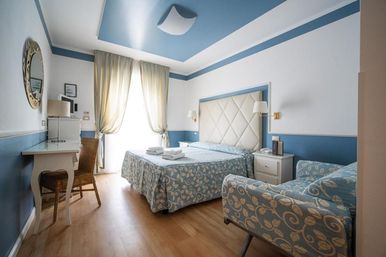 Chambre Triple - Vue Partielle sur Mer